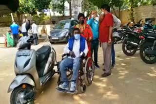 BBMP officials privided Wheelchair for Specially abled voter
