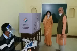 Former minister Maya Singh voted