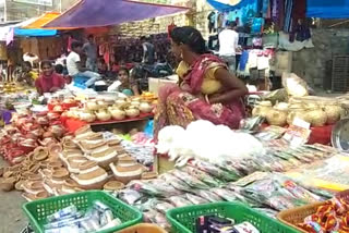 करवाचौथ को लेकर बाजारों में भीड़, Crowd markets due to Karvachauth