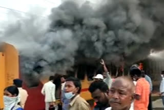 Fire accident  Medchal railway station  Telangana  platform  investigating on this incident  Railway department  ഹൈദരാബാദ്  മേച്ചൽ റെയിൽവേ സ്റ്റേഷൻ  തീപിടുത്തം  പ്ലാറ്റ്‌ഫോം  കംപാർട്ട്‌മെൻ്റ്  റെയിൽവേ ചീഫ് ഉദ്യോഗസ്ഥർ  അന്വേഷണമാരംഭിച്ചു