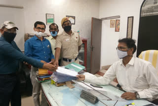 In Najafgarh, uproar between Delhi Police and Kapasera District Administration over not wearing masks