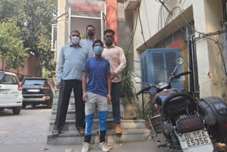 delhi crime branch STF arrested proclaimed rewarded criminal in snatching case