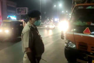 Traffic police seized the overloaded truck at ring road delhi