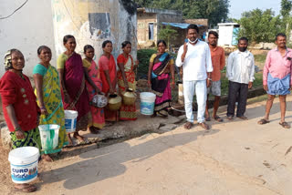 Women protest with empty bins for drinking water at husnabad in siddipet district