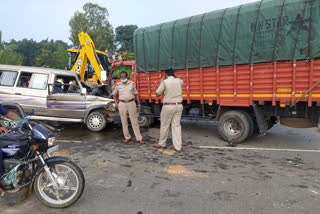 accident between lorry and cars