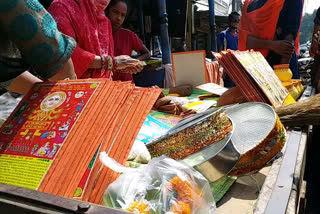 crowd of women for shopping karwa chauth in balod