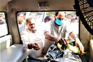 pcc chief Uttam Kumar Reddy visiting the Mastan Wali family