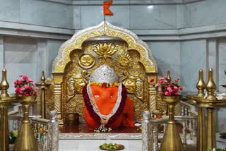 Rajureshwar Ganpati Temple Devotees