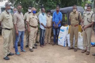 Cannabis seized in Valayar  Valayar check post  വാളയാര്‍ ചെക്ക് പോസ്റ്റ്  കഞ്ചാവ് പിടികൂടി  വാളയാറില്‍ കഞ്ചാവ് വേട്ട  കഞ്ചാവ് കടത്താന്‍ ശ്രമം  പാലക്കാട് കഞ്ചാവ് പിടികൂടി