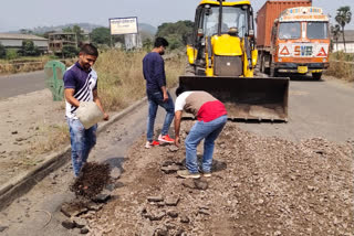 खड्डे बुजविताना तरुण