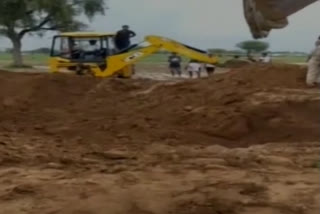 MP: Five year old falls in borewell, rescue operation on