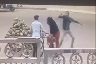 Two men snatched the chain worn by a woman in Greater Noida