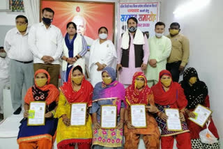 Brahmakumari institution organize felicitation ceremony for sdmc workers at madhu vihar in delhi