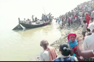 Boat capsizes in Ganga