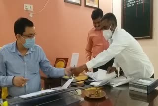 कपड़ा दिलाने में अधिकारियों ने की देरी.