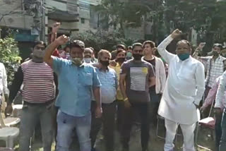 Shopkeepers holding weekly market protest against the administration in jahangirpuri