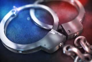 Arrest of two thefts for theft women chain