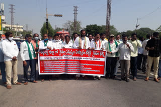 Congress leaders protest in Peddapalli district center