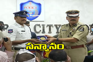 hyderabad cp anjani kumar felicitation to traffic constable babjee