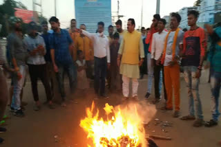 Maharashtra government effigy burnt in Shivpuri