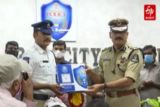 Traffic police Babji felicitated by police offcials, who ran about 1 km to give way to the ambulance trapped in the traffic!!