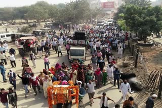 people blocked rohtak road and protest for repair roads in jind