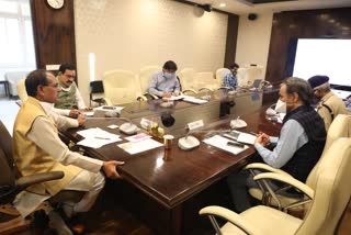 Chief Minister Shivraj Singh Chauhan meeting with officials