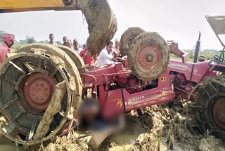 two-people-died-due-to-pressing-in-tractor-in-jamgaon-of-durg