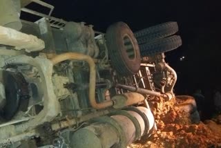 A sand lorry overturned and crushed a mud house