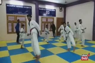 बलरामपुर में ताइक्वांडों का प्रशिक्षण लेते खिलाड़ी.