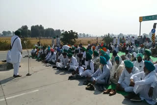 Farmers' organizations staged a sit-in protest against the agriculture ordinances