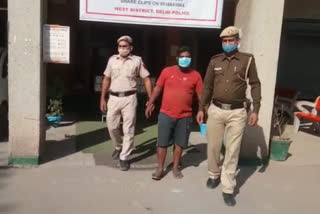 vikaspuri police arrested illegal liquor smuggler with illicit liquor in delhi