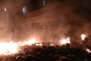 fire broke out in garbage pile at delhi kirari becoming cause of pollution