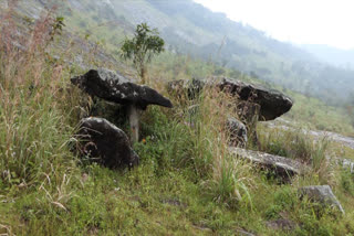 Muttukadu Muniyara Hill  മുട്ട്കാട്  മുനിയറ കുന്ന്  remains of the Stone Age  Stone Age remains Idukki  ഇടുക്കി  Idukki