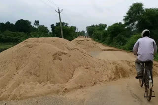 Dumper driver absconded after throwing sand on road