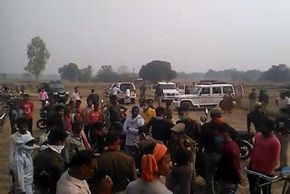 घटना स्थल पर मौजूद पुलिस और ग्रामीण.