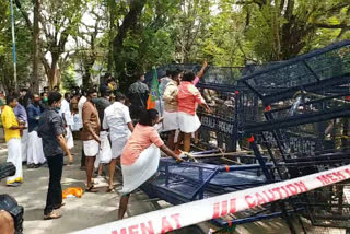 യുവമോർച്ചയുടെ മാർച്ച്  മുഖ്യമന്ത്രിയുടെ രാജി ആവശ്യപ്പെട്ട് മാർച്ച്  ബിജെപി  റോഡ് ഉപരോധിച്ച പ്രവർത്തകർ  Yuva Morcha march  CM resignation