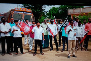 தீபாவளிக்கு 30 சதவீத போனஸ் வழங்கக்கோரி டாஸ்மாக் ஊழியர்கள் ஆர்ப்பாட்டம்  தீபாவளிக்கு 30 சதவீத போனஸ்  டாஸ்மாக் ஊழியர்கள் ஆர்ப்பாட்டம்  டாஸ்மாக்  Tasmac employees Demonstration  Tasmac  Tasmac employees demand 30 PC Diwali bonus