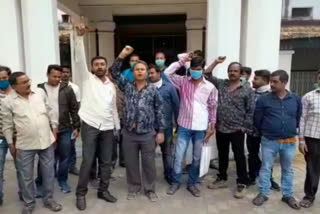 shopkeepers protest in district council in dhanbad