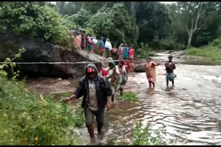 kallakkinaru people cross the river dangerously