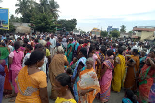 Public road blockade for condemning the police in perambalur
