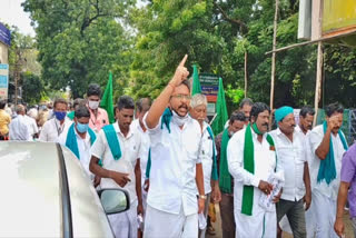 mayiladuthurai farmers protest for crop insurance