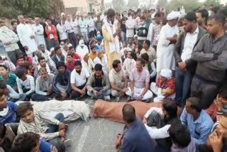 gumad villagers demand compensation for placing dead bodies on road in poisonous liquor case