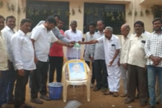 farmers done palabhishekam to the cm kcr photo at chevella in rangareddy