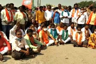 protest against support price for thin variety rice in  nizamabad district