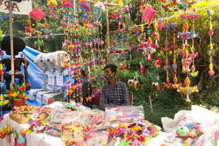 tribal-women-of-jharkhand-prepared-handmade-hangings