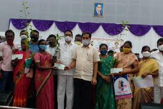 chief whip vinaybhaskar distributed cm relief fund, kalyanalaxmi cheques in warangal