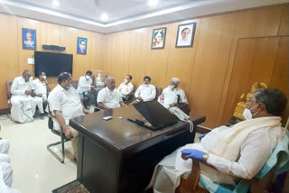 Raichur District Congress leaders  meets Siddaramaiah