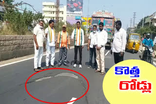 congress leaders protest against road contractors in peddapalli district