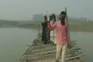 biharelections2020-locals-make-temporary-bridge-in-darbanga-for-vote